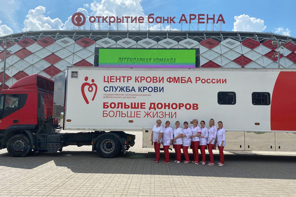 Болельщики московского футбольного клуба «Спартак» сдали кровь в День донора рядом со стадионом